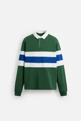 Polo de rugby verde con rayas horizontales azules y blancas, cuello blanco con solapa y cierre de botones, y mangas largas con puños acanalados.