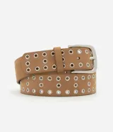 Cinturón marrón de gamuza con ojales metálicos y hebilla plateada.