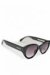 Lentes de sol ovalados con montura de acetato color naranja y lentes marrones degradados. Ofrecen protección UVA/UVB.