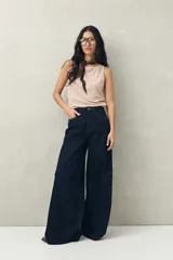 Musculosa blanca de viscosa con escote redondo y sisas amplias.