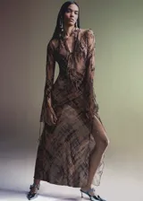 Pantalón de jean celeste de tiro alto, corte mom fit y largo al tobillo. Confeccionado en tejido de algodón estilo tejano vaquero, con trabillas, cinco bolsillos y cierre de cremallera y botón.