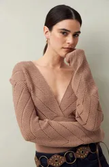 Sweater negro de tejido de punto calado, con escote en V cruzado y mangas largas.