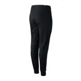 Pantalón de jogging negro de New Balance, corte ajustado, con cintura elástica con cordón ajustable, bolsillos laterales y logo estampado en la pierna izquierda.