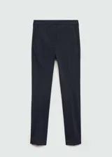 Pantalón cigarette negro con corte a la altura del tobillo y aberturas laterales.
