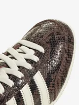 Zapatillas Adidas Japan W con estampado de piel de serpiente en tonos marrones y beige. Presentan las tres rayas laterales en color blanco, cordones blancos y suela de goma color crema.