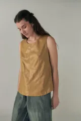 Musculosa color ocre, sin mangas, con escote redondo y corte recto.