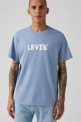 Remera celeste de corte recto y mangas cortas, con logo de Levi's estampado en blanco en el pecho.