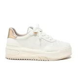 Zapatillas urbanas color blanco con detalles dorados en el talón y la lengüeta.