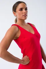 Vestido largo rojo de algodón, con escote en V y corte ajustado.
