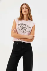 Remera rosa de algodón con estampado frontal con texto "Yachting Club California" y dibujo de una cuerda con un ancla.