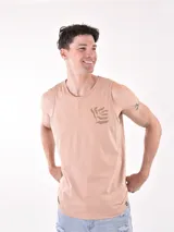 Musculosa color beige con estampado de hoja en el pecho.