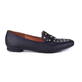 Zapato mocasín color blanco hueso, con puntera fina y apliques de tachas plateadas.