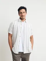 Camisa de manga corta a rayas verticales celestes y blancas, con cuello clásico y botones marrones.