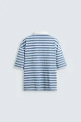 Polo de hombre a rayas horizontales azules y blancas, con cuello clásico blanco y corte relaxed fit.