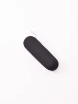 Paraguas plegable color negro con estuche impermeable.