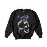 Buzo negro de algodón con estampa del logo de la banda The Cure en color violeta y una foto de Robert Smith tocando la guitarra.