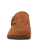 Zapato marrón de cuero con empeine cerrado y ajuste de velcro.