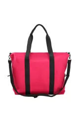 Bolso tipo tote color beige con asas de mano y correa bandolera negra regulable. Tiene un bolsillo frontal con cierre y detalles en negro.