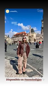 Campera bomber color amarillo pastel de cuero vacuno, con cierre delantero y bolsillos. Tiene puños, cuello y pretina de algodón.