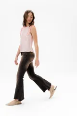 Pantalón de jean acampanado color marrón, con tiro alto y alforza central.