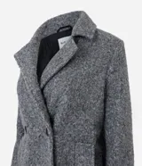 Saco alargado gris con cuello solapa, abotonado delantero y bolsillos. La prenda también cuenta con superfície en textura boucle.
