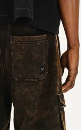 Bermuda estilo cargo color marrón óxido, con recortes, bolsillos laterales y bolsillos con tapa de calce oversize confeccionada en rústico 100% algodón con proceso de desgaste.