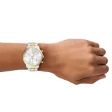 Reloj Fossil modelo Neutra con caja de acero plateado y dorado de 44mm de diámetro, esfera plateada con detalles dorados y tres subesferas, agujas doradas luminiscentes, cristal mineral y malla metálica combinada plateada y dorada. Movimiento de cuarzo cronógrafo y resistencia al agua de 5 ATM.