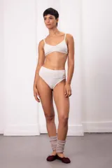 Culotte de algodón color gris melange, tiro alto, con faja ancha en la cintura.