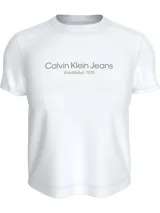 Remera blanca de corte regular con cuello redondo y mangas cortas. Estampado frontal con el logo de Calvin Klein Jeans y la leyenda "Established 1978".