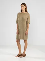 Vestido corto de punto color dorado, con escote barco y mangas cortas.