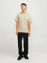 Camiseta color beige de manga corta y cuello redondo, corte relajado.