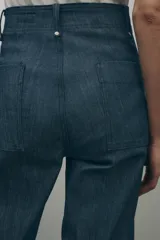 Pantalón de jean azul oscuro, de tiro alto y corte wide leg.