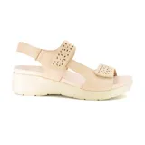 Sandalias negras con plataforma baja, tiras con aberturas y ajuste con velcro.