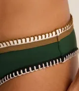 Conjunto de bikini verde oscuro, con corpiño triangular y bombacha clásica. Presenta costuras contrastantes en color blanco y dorado.