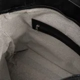 Bolso tote negro de cuero con correa ancha de tela con letras blancas.