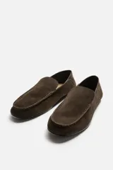Mocasín de hombre fabricado en piel serraje color marrón.