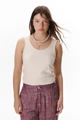 Musculosa marrón de algodón con cuello redondo y ribete plateado.