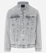 Campera de jean de hombre, modelo regular, con efecto desteñido en tonos grises claros. Presenta cuello inglés, manga larga, abotonado frontal y dos bolsillos con solapa y botón en el pecho.