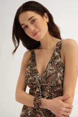 Malla entera de una pieza con escote en V profundo y nudo central en el busto. Presenta un estampado abstracto en tonos tierra, negro y verde menta.