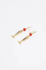 Par de aros colgantes dorados con forma de pez y cuentas rojas.