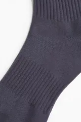 Pack de cinco pares de medias deportivas acanaladas en colores negro, gris oscuro, gris claro, blanco y azul oscuro. Cada par tiene un número bordado en el tobillo. Confeccionadas con tejido DryMove™ que ayuda a absorber el sudor.