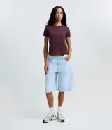 Remera celeste de media malla con cuello redondo y mangas cortas.