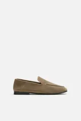 Mocasín de hombre color marrón claro, fabricado en piel con acabado serraje, horma redonda y suela ultrafina.