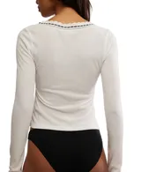 Top de manga larga color crema, de punto ligero tipo pointelle con escote en V y detalles de encaje en el cuello y puños.