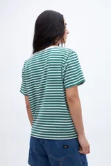 Remera de algodón a rayas horizontales blancas y azul marino, con cuello redondo y bordado dorado en el pecho.