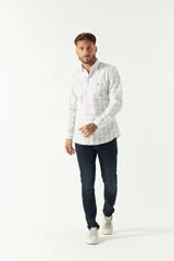 Camisa celeste a cuadros, de corte slim fit, manga larga y logo bordado. Confeccionada en 100% algodón.