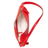 Cartera bandolera de cuero graneado color rojo, con forma de media luna y correa ajustable.