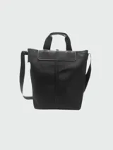 Tote negra de Moncler, con diseño moderno y asas ajustables.