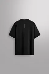 Camiseta deportiva verde militar confeccionada en tejido estructurado, ligero y elástico. Tiene cuello redondo, manga corta y bajo con aberturas laterales. Incluye logo estampado en el bajo.