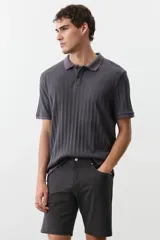Short gris oscuro de sarga de algodón, corte regular, con cinco bolsillos, cierre con botón y trabillas para cinturón.